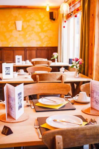 Food and beverages, The Saracens Head Inn in Monmouth