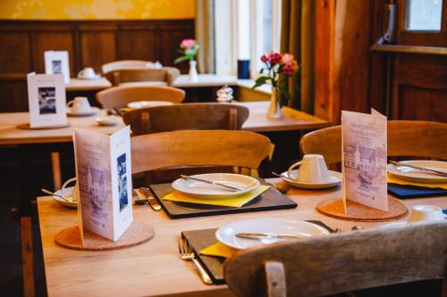 Food and beverages, The Saracens Head Inn in Monmouth