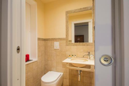 Double or Twin Room image 4