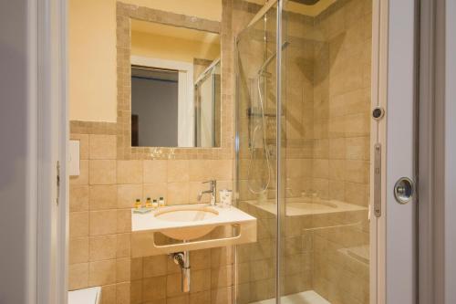 Double or Twin Room image 5