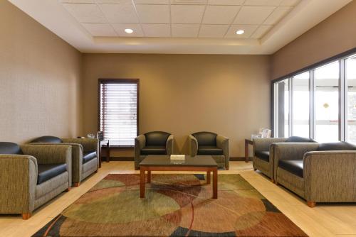 Fuajee, Siding 16 Lodge in Wetaskiwin (AB)