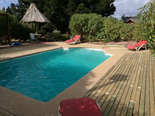 lodge con piscina privada, parcela de campo.