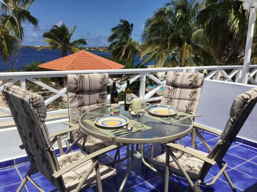 Oceanfront Townhome in Marazul Dive Resort in Westpunt