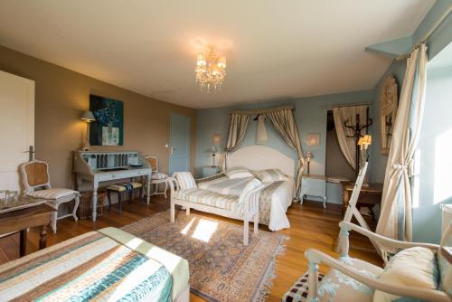 1 queen bed, 1 twin bed
