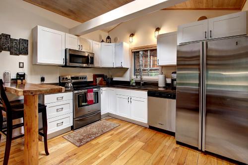 Riverside Ranch with Guest Cabin Baring (WA)