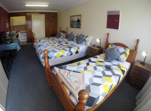 เทิร์น - อิน โมเต็ล (Turn-In Motel) in วอรร์นามบูล