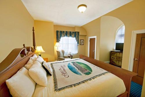 1 king bed, 1 sofa bed