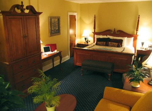 The Mimslyn Inn The Mimslyn Inn is a popular choice amongst travelers in Luray (VA), whether exploring or just passing through. The property offers guests a range of services and amenities designed to provide comfort