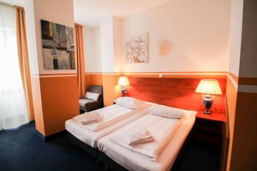 Double or Twin Room image 7