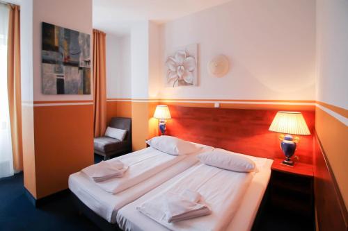 Double or Twin Room image 5