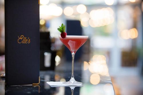Iveagh Garden Hotel - image 2