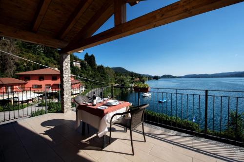 Apartment with Lake View and Terrace