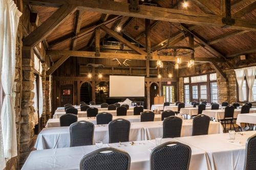 Abe Martin Lodge & Cabins – Nashville, IN