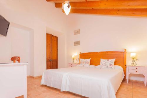 Son Cleda Ideally located in the prime touristic area of Sineu, Son Cleda promises a relaxing and wonderful visit. The hotel offers guests a range of services and amenities designed to provide comfort and conve