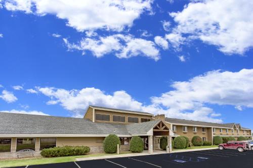 AmericInn by Wyndham Dickinson - main image