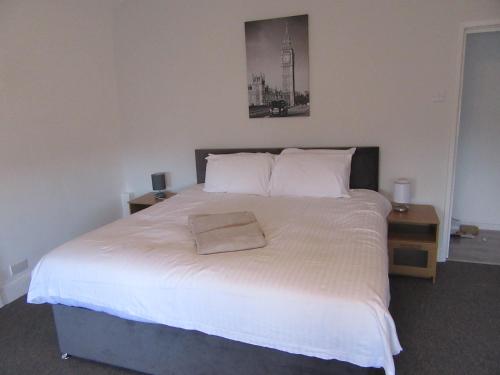 No 9 AT IVANHOE - LARGE 2 BED NEAR SEFTON PARK AND LARK LANE