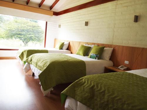 1 queen bed, 2 twin beds