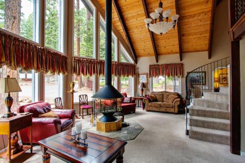 Lloyds Lodge Vacation Rental Home - image 2