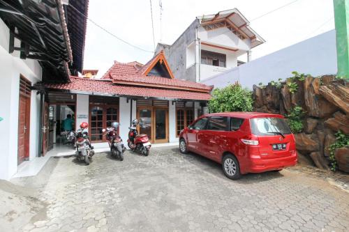 RedDoorz Plus near Alun Alun Selatan