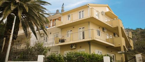  Apartments Alma in Podgora
