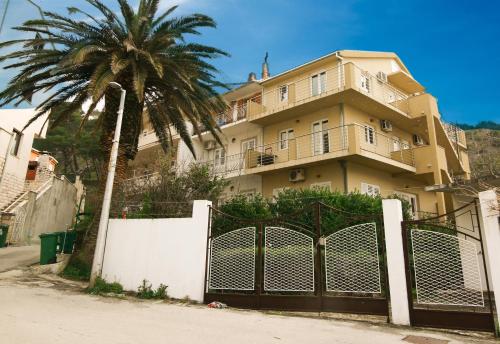  Apartments Alma in Podgora