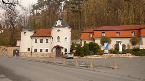 Zámeček Pod Hradem - image 12