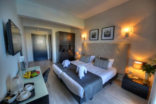 เซนต์ จูเลียนส์ เบย์ โฮเต็ล (St Julians Bay Hotel) in เซนต์จูเลี่ยนส์