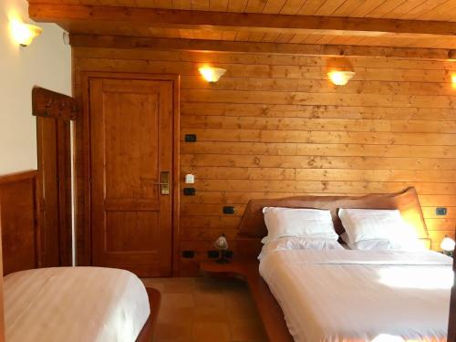 1 king bed, 1 twin bed