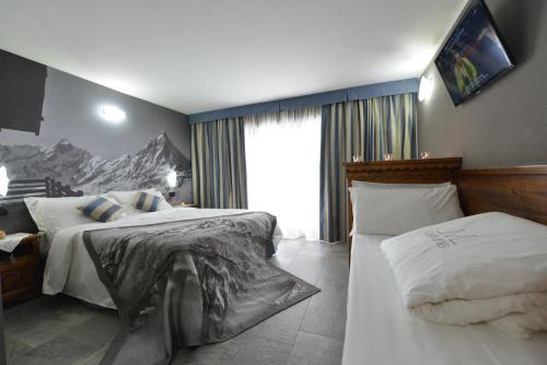 1 queen bed, 1 twin bed