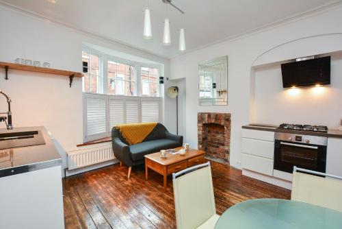 Al-fresco Apartment - 1 Free Private Parking Space - 60 Second Walk 2 Minster!