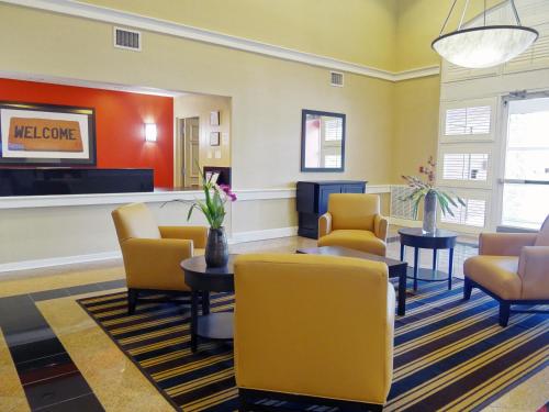 Lobby, Studio 6 Suites Jacksonville Deerwood Park&nbsp; FL in Jacksonville (FL)