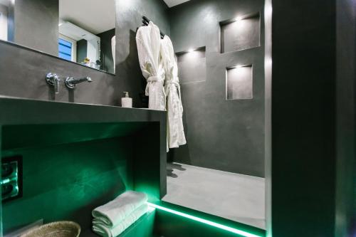 Bathroom, Parenthese Concept Room in Casselardit