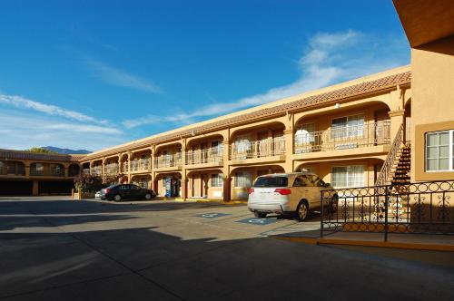 Days Inn by Wyndham Bishop - image 3