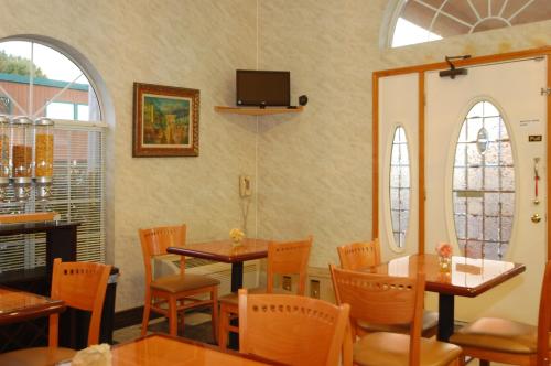 Restaurant, Days Inn by Wyndham Bishop in Bishop (CA)