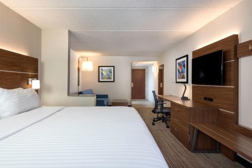 Holiday Inn Express Hotel & Suites Charlotte Airport-Belmont, an IHG Hotel