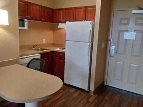 Kitchen, Extended Stay America Suites - Orlando - Southpark - Commodity Circle in FL Mall