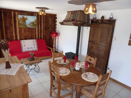 Le Trédard magnifique chalet 10 personnes face aux 3 vallées sur les hauteurs de Bozel (Le Tredard magnifique chalet 10 personnes face aux 3 vallees sur les hauteurs de Bozel) in Feissons-sur-Salins
