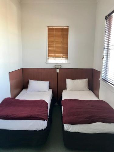 Uenuku Lodge Uenuku Lodge is conveniently located in the popular West Suburb area. Offering a variety of facilities and services, the hotel provides all you need for a good nights sleep. Take advantage of the hot