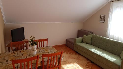 Laci Apartman - image 12