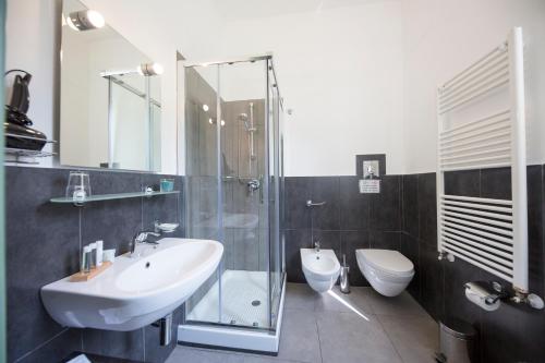 Double Room with Private External Bathroom image 7