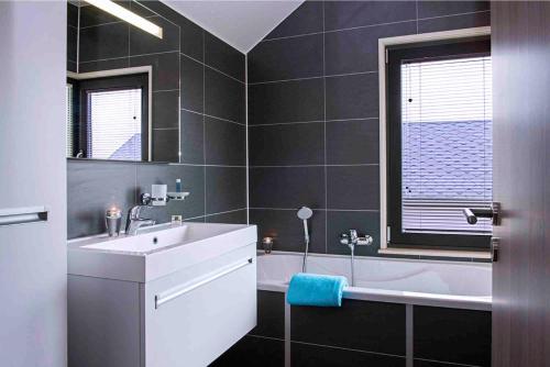 3 bedrooms, 4 beds