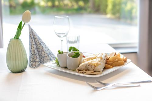 Kinn Hotell Florø - image 6
