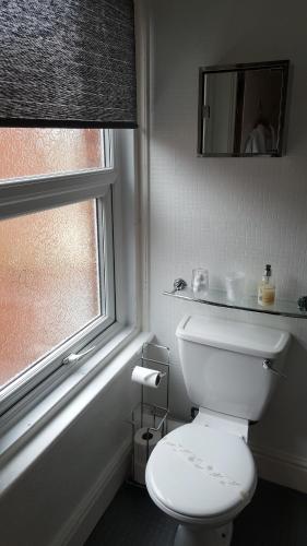Small Double Room image 4