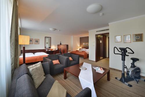 1 queen bed, 2 twin beds