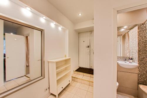 Apartments Spassky Pereulok Set in a prime location of Saint Petersburg, Apartments Spassky Pereulok puts everything the city has to offer just outside your doorstep. The hotel offers a high standard of service and amenities to 