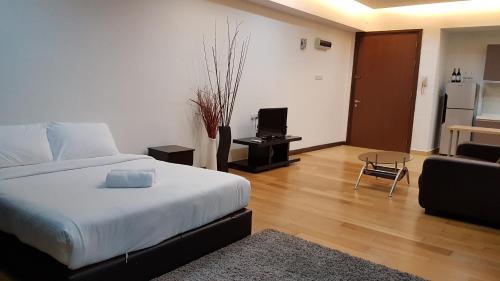 Regalia Residence at KLCC View Sky Pool by KC, Kuala Lumpur (photo 8)