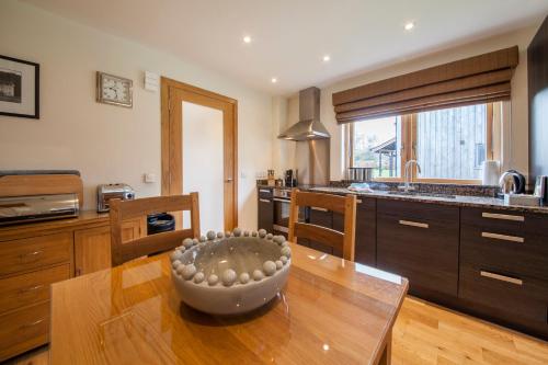 廚房, Mains of Taymouth Country Estate 5* Maxwell Villas in 肯莫爾