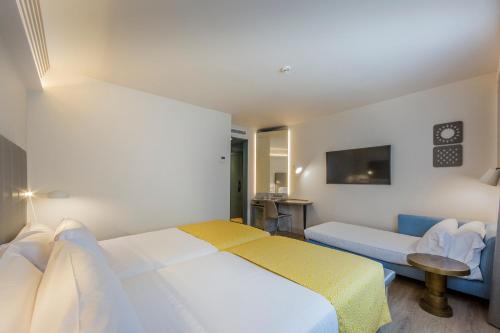 2 twin beds, 1 sofa bed