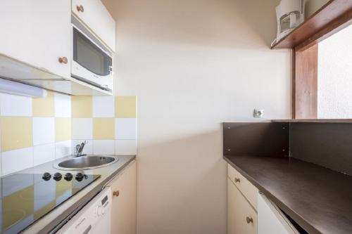 Kitchen, Residence Les Fontaines Blanches - maeva Home in Morzine