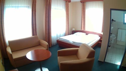 1 king bed, 1 twin bed, 1 sofa bed